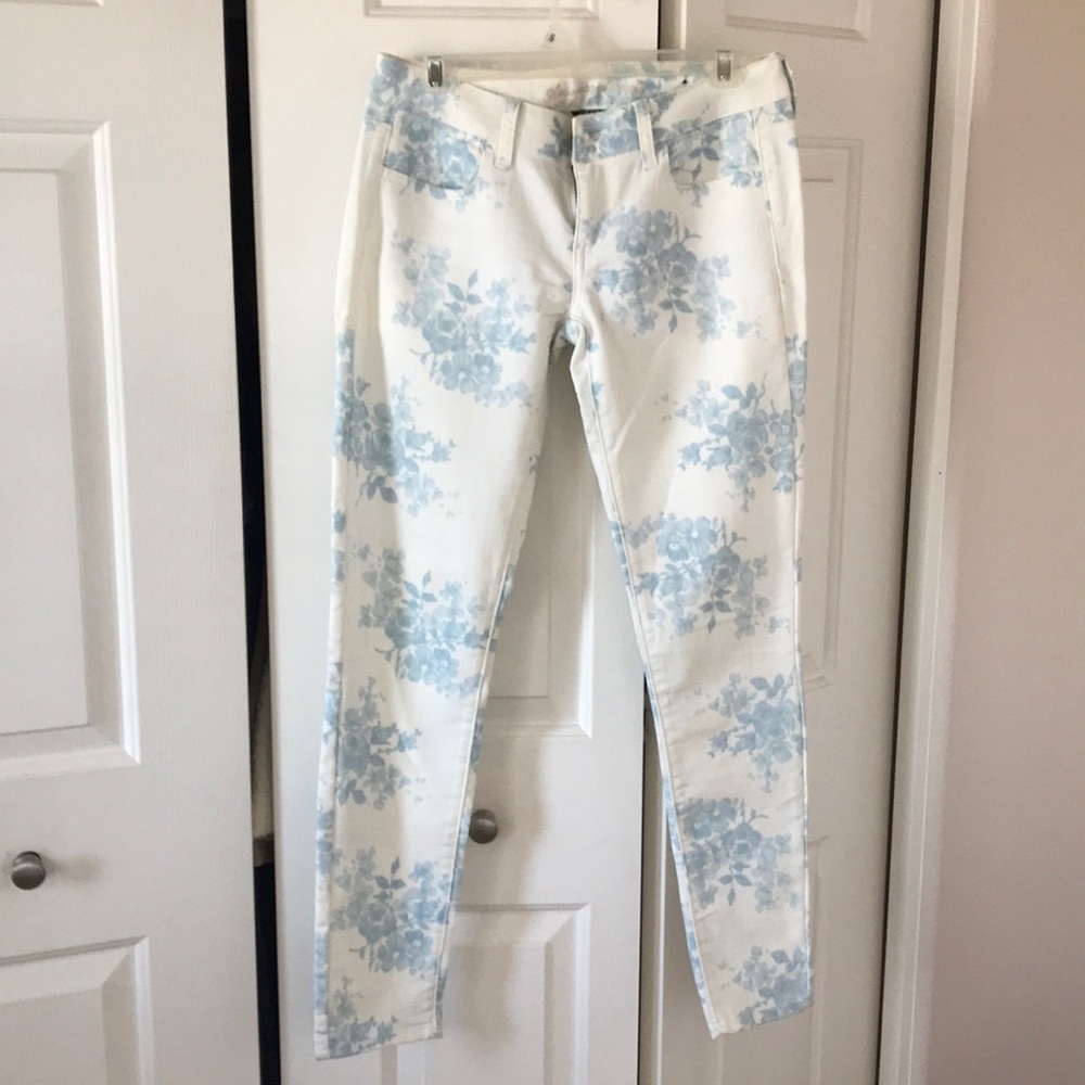 American Eagle white/blue floral print skinny jean